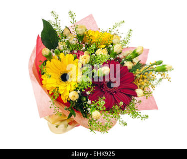 Bel bouquet di gerbera, garofani e altri fiori nel pacchetto rosso isolato su sfondo bianco. Foto Stock