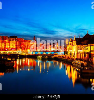 Prins Hendrikkade Street vicino Centraalstation di notte, Amsterdam Foto Stock