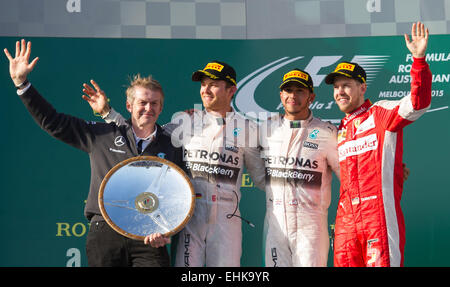 Melbourne, Australia. Xv Mar, 2015. Thomas Weber (1L), membro del consiglio di amministrazione della Mercedes Benz, pone per le foto con la Mercedes AMG Petronas pilota di Formula Uno Lewis Hamilton (seconda R) della Gran Bretagna e Nico Rosberg (2 L) della Repubblica federale di Germania come pure della Scuderia Ferrari di Formula Uno pilota Sebastian Vettel della Germania dopo la Australian Formula One Grand Prix sul circuito dell'Albert Park di Melbourne, Australia, 15 marzo 2015. Lewis Hamilton ha vinto la Australian Formula One Grand Prix con la temporizzazione a 1:31.54.067. Credito: Bai Xue/Xinhua/Alamy Live News Foto Stock