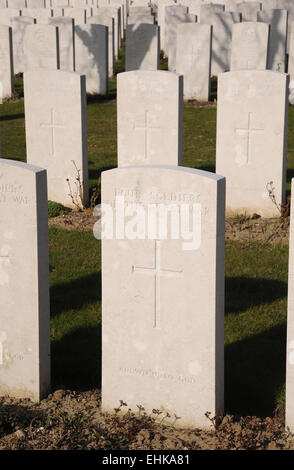 La marcatura di pietra la fossa comune su quattro delle molte migliaia di sconosciuti guerrieri caduti durante la Grande Guerra WW1. Tyne Cot Foto Stock