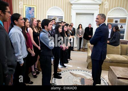 Il Presidente Usa Barack Obama parla con i giovani di Standing Rock tribù Sioux all Ufficio Ovale della Casa Bianca Novembre 20, 2014 a Washington, DC. Il presidente li ha invitati alla Casa Bianca durante la sua visita alla loro prenotazione nella palla di cannone, N.D. in giugno. Foto Stock