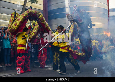 Un'esibizione di danza del drago durante la sfilata culturale del Bandung Lantern Festival 2015 (Kirab Budaya Cap Go Meh Bandung 2015) a Bandung City, Indonesia. Foto Stock