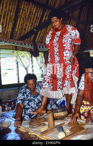 Atelier di ceramica. Le donne di eseguire nel villaggio di Nakabuta, Viti Levu, Fiji. Foto Stock