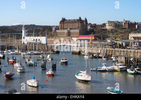 Scarborough harbour con il faro e il Grand Hotel in background, North Yorkshire, Regno Unito Foto Stock