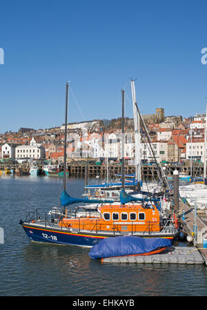 Scialuppa di salvataggio RNLI RNLB Fanny Victoria Wilkinson e Frank Stubbs in Scarborough Harbour mentre la scialuppa di salvataggio stazione è ricostruito REGNO UNITO Foto Stock