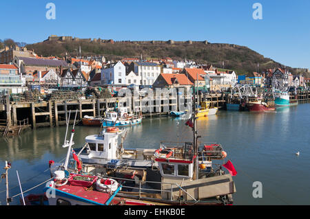 Scarborough harbour con il castello in background, North Yorkshire, Regno Unito Foto Stock