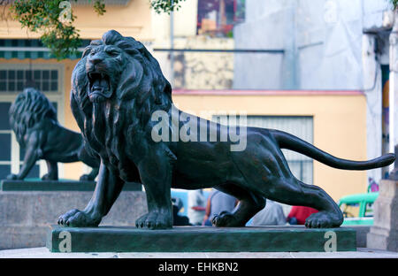 Lion statue sul Paseo del Prado, Havana Foto Stock