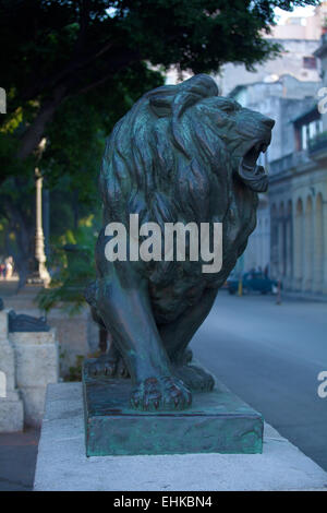 Lion statue sul Paseo del Prado, Havana Foto Stock