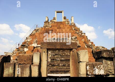 Top di Khmer Baphuon Tempio Piramide Angkor Wat, Cambogia Foto Stock