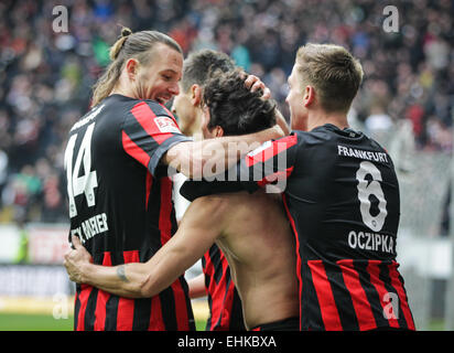 Francoforte, Germania. Xiv Mar, 2015. Francoforte sul Meno si Nelson Valdez (c) cheers con i suoi compagni di squadra Alexander Meier (l) e Bastian Oczipka (r) durante la Bundesliga soccer match Eintracht Frankfurt vs SC Paderborn 07 a Francoforte, Germania, 14 marzo 2015. Foto: Frank Rumpenhorst/dpa/Alamy Live News Foto Stock