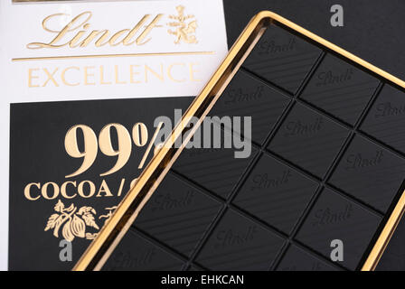 Tambov, Federazione Russa - Febbraio 26, 2015 Eccellenza Lindt cacao 99% barra di cioccolato. Studio shot. Foto Stock