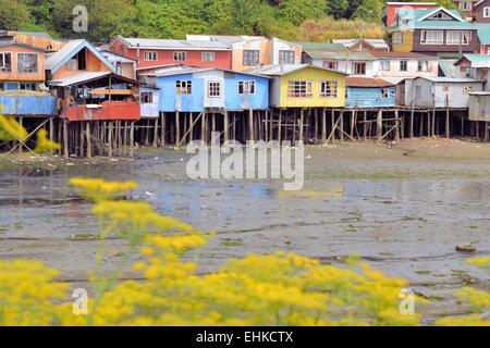 Case sollevate su pilastri sopra l'acqua a Castro, Chiloe Foto Stock