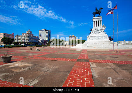 Statua del generale Maximo Gomez nel centro della città vecchia, Havana, Cuba Foto Stock