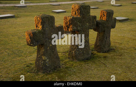 Il sole tramonta oltre il cupo motivi di Langemark cimitero militare di WW1 morti. Foto Stock