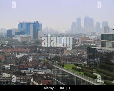 Guardando ad est oltre il miglio quadrato del distretto finanziario di Londra verso Canary Wharf e Docklands. Foto Stock