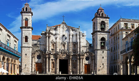 Panorama di Havana Cathedral Square senza persone Foto Stock