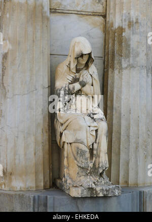 Scultura sulla tomba nel cimitero di San Sebastià a Sitges, Catalogna, Spagna Foto Stock