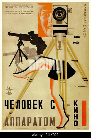 "Con una macchina fotografica del film " poster per silent film documentario del regista Dziga Vertov.Vertov e seminale influente 69 minuti di silenzio documentario che mostra città industriali (Kharkiv, Kiev e Odessa) utilizzando montaggi e doppie esposizioni. Originale poster 1929 progettato da Georgii Stenberg (1900-1933) ripristinato e sul supporto di lino. Foto Stock