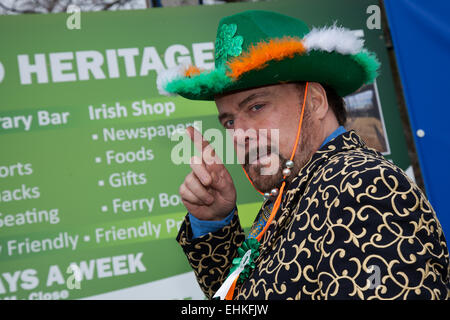 Manchester, Regno Unito 15 marzo, 2015. Ryan Dior, attore, il presentatore TV al il weekend di San Patrizio Festival irlandese. Migliaia di persone rivestite le strade a guardare come il giorno di San Patrizio parade ha fatto il suo modo attraverso Manchester. La colorata processione insieme fuori dal mondo irlandese Heritage Center a Cheetham Hill prima di effettuare il suo modo di Albert Square. Portabandiera che rappresentano il 32 contee nella isola di smeraldo ha portato la sfilata nel centro della città, seguito da galleggianti dalla città di associazioni irlandese. Foto Stock