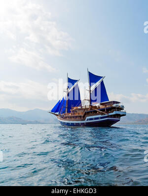 Vintage nave di legno con vele blu vicino all isola di Komodo, Indonesia Foto Stock