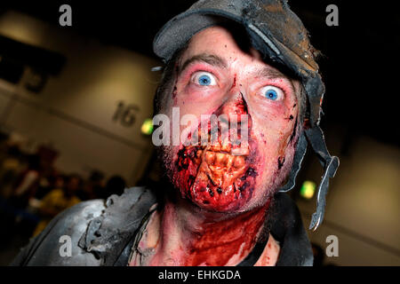 Zombie. Gli zombie. Cosplay appassionati presenti alla London Super Comic Convention presso il centro Excel di Londra. Foto Stock