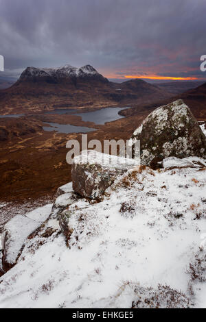 CUL Mor che sorge ripidamente sopra il paesaggio selvaggio di Inverpolly, visto dalla montagna Stac Pollaidh, Scozia Foto Stock