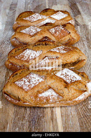 Le pagnotte di pane appena sfornato pane di pasta acida Foto Stock