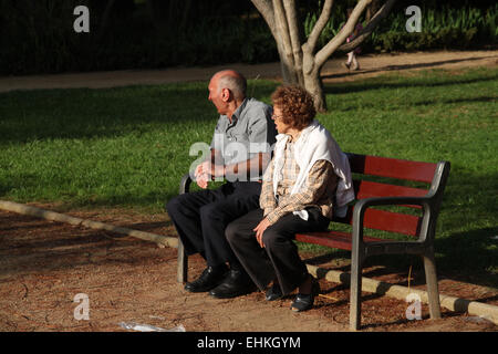 Coppia di anziani seduti su una panchina nel parco, Montjuic Barcellona, in Catalogna, Spagna Foto Stock