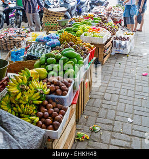 Frutto tradizionale Mercato di strada nella città di Ubud, Bali, Indonesia Foto Stock