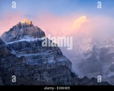 La mattina presto sunrise su picchi intorno al Lago Moraine. Il Parco Nazionale di Banff. Lo stato di Alberta in Canada. Foto Stock