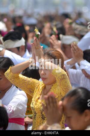 Surabaya, Java Orientale, Indonesia. Xv Mar, 2015. SURABAYA, Indonesia - 15 Marzo: Indù Balinese in Surabaya seguire Melasti rituale cerimonia su Marzo 15, 2015 a Surabaya, Java Orientale, Indonesia. Gli Indù Balinese in Surabaya si preparano a celebrare il Giorno del silenzio o Nyepi, il 21 marzo. Nyepi segna l inizio dell'indù Balinese Saka nuovo anno, durante il quale i fedeli indù osservare un giorno di silenzio, il digiuno e la meditazione. Credito: Sijori Immagini/ZUMA filo/Alamy Live News Foto Stock