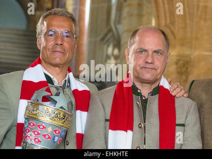 Monaco di Baviera, Germania. Xv Mar, 2015. Gli attori Hannes Jaenicke come Franz Kaiser e Uwe Ochsenknecht come Udo Honig posano per i fotografi durante le riprese per la satira 'Honig Udo' circa il caso di Uli Hoeneß prodotta dalla stazione TV Sat.1 nel municipio di Monaco di Baviera, Germania, 15 marzo 2015. Foto: NICOLAS ARMER/dpa/Alamy Live News Foto Stock