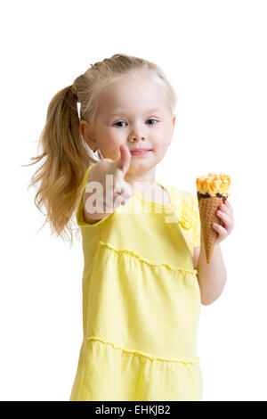 Kid a mangiare il gelato e mostrando buone condizioni segno Foto Stock