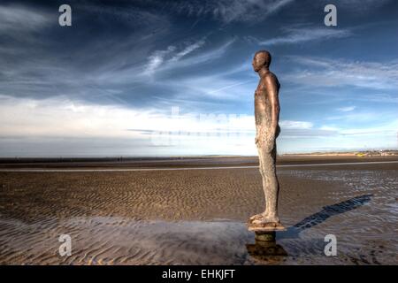 Un altro luogo della statua di Anthony Gormley, Liverpool, Regno Unito Foto Stock