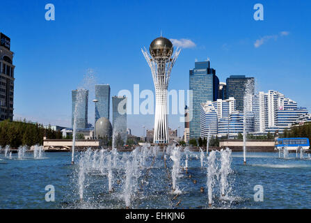 Ad Astana, Kazakistan - 10 Maggio 2014: Bayterek è un monumento e la torre di osservazione a Astana. L'altezza degli edifici 105 metri. Foto Stock