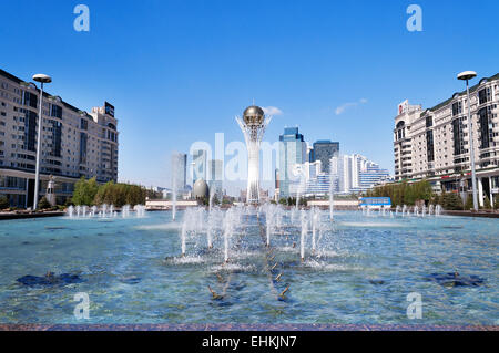 Bayterek è un monumento e la torre di osservazione a Astana. L'altezza degli edifici 105 metri. Foto Stock