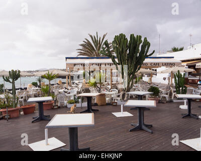 Il ristorante vuoto tabelle, ginger cat, dal lungomare con un panorama vista mare, in Corralejo Fuerteventura isole Canarie Foto Stock