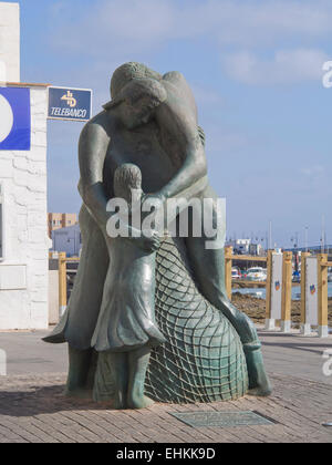 Scultura nel centro di Corralejo, Fuerteventura Isole Canarie Spagna, onorando il pescatore e la sua famiglia Foto Stock