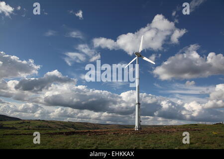 Una turbina eolica per la Pennine colline sopra Dobcross, Oldham, Regno Unito Foto Stock