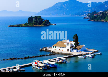 Sunset scena di Vlacherna Monastery, Kanoni, Corfù, Grecia Foto Stock