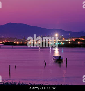 Scena al tramonto con reti e barca, Kanoni, Corfù, Grecia Foto Stock