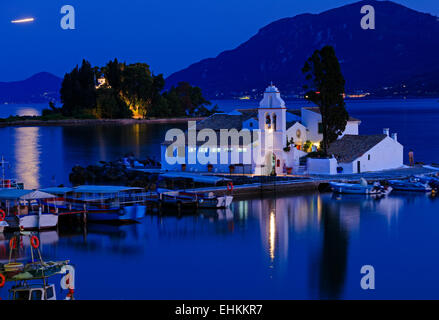 Scena serale di Vlacherna Monastery e Pontikonisi isola, Kanoni, Corfù, Grecia Foto Stock