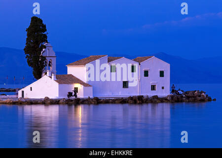 Sunset scena di Vlacherna Monastery, Kanoni, Corfù, Grecia Foto Stock