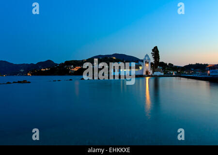 Scena serale di Vlacherna Monastery e Pontikonisi isola, Kanoni, Corfù, Grecia Foto Stock