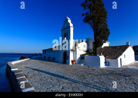 Sunset scena di Vlacherna Monastery, Kanoni, Corfù, Grecia Foto Stock