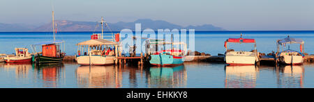 Barche nel porticciolo vicino a Vlacherna Monastery, Kanoni, Corfù, Grecia Foto Stock