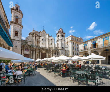 L'Avana, Cuba. Cafe di fronte alla Cattedrale della Vergine dell'Immacolata Concezione, Plaza de la Catedral, Habana Vieja, Havana, Cuba. Foto Stock