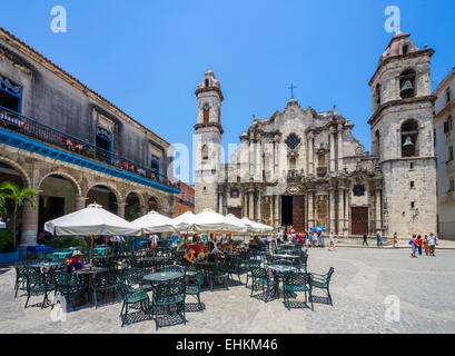 Cattedrale di Avana. Cafe di fronte alla Cattedrale della Vergine dell'Immacolata Concezione, Plaza de la Catedral, Habana Vieja, Havana, Cuba Foto Stock