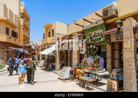 Negozi nel Bazaar, la Sharia al Souk, Luxor, Egitto Foto Stock