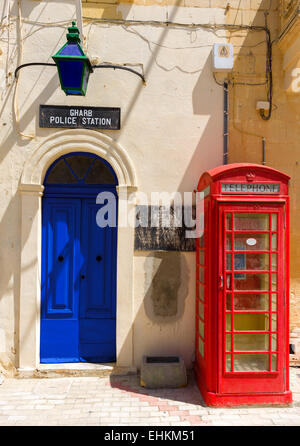 Stazione di polizia e la vecchia casella Telefono, piazza principale, Gharb, Gozo, Malta Foto Stock